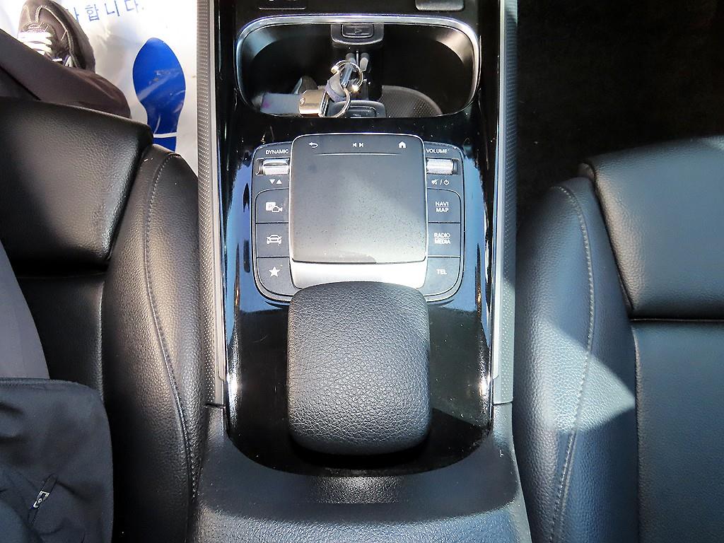 Mercedes-Benz GLB-Class — photo 11