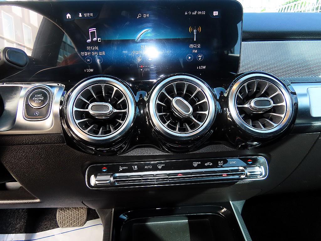 Mercedes-Benz GLB-Class — photo 12