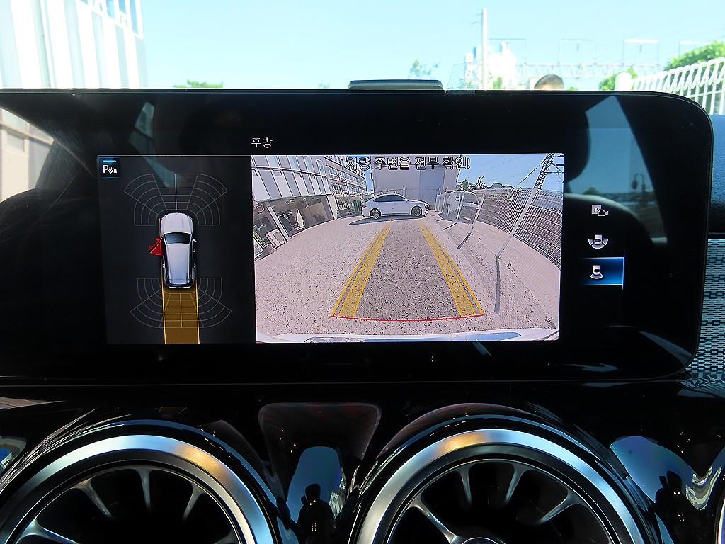Mercedes-Benz GLB-Class — photo 14