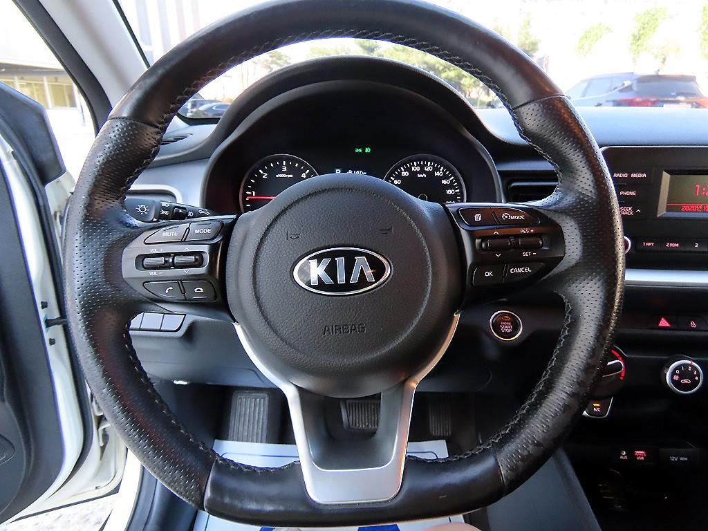 Kia Stonic — photo 08
