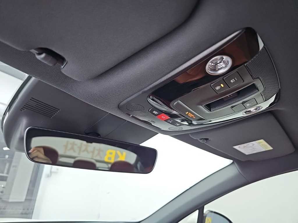 Kia K5 — photo 18