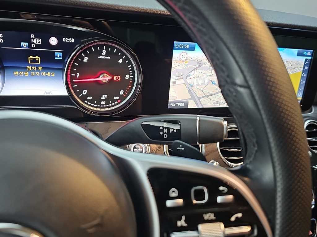 Mercedes-Benz E-Class — photo 08