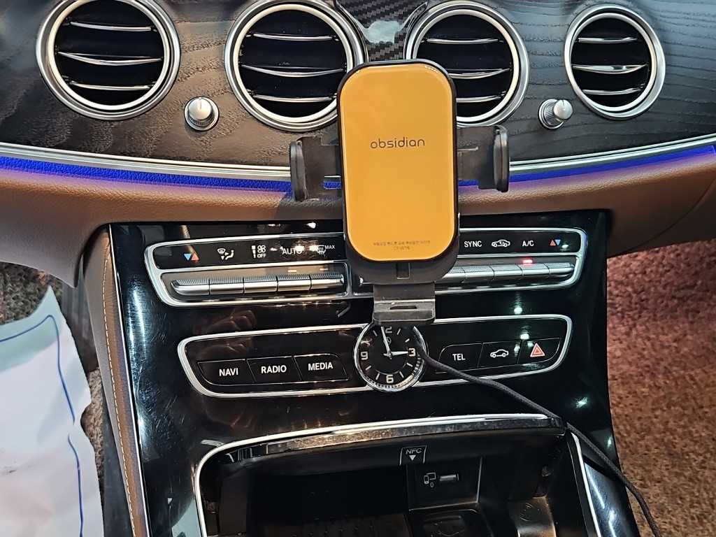 Mercedes-Benz E-Class — photo 10