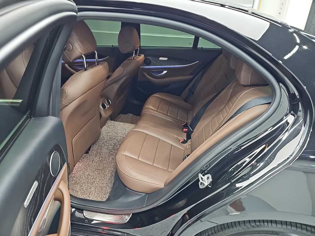 Mercedes-Benz E-Class — photo 12
