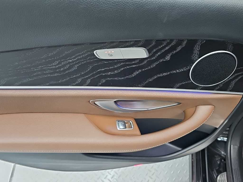 Mercedes-Benz E-Class — photo 13