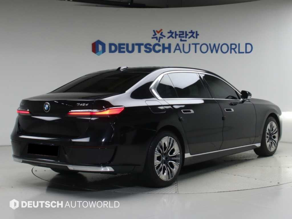 BMW 7-Series — photo 02