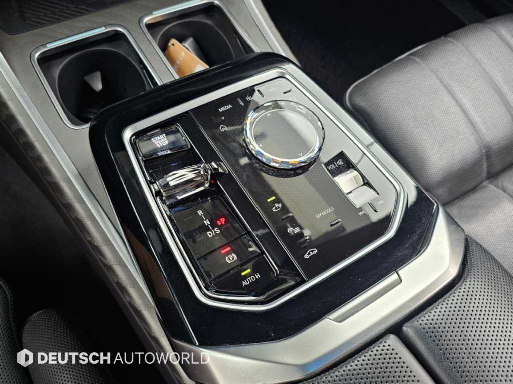 BMW 7-Series — photo 09