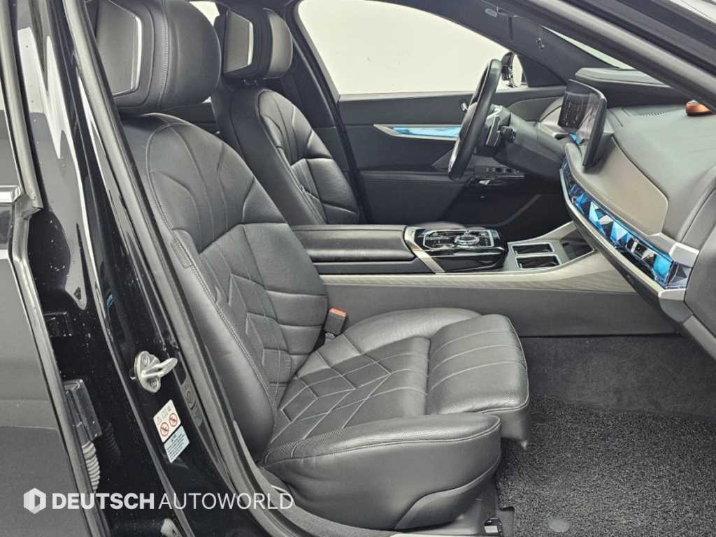 BMW 7-Series — photo 10