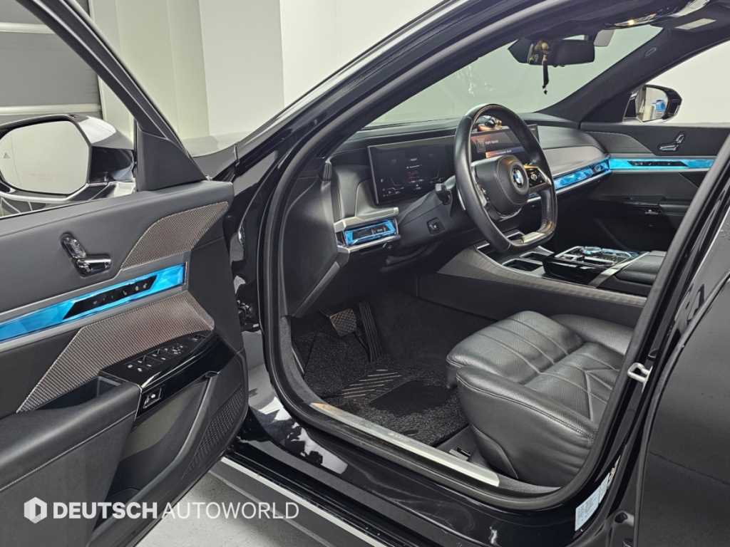 BMW 7-Series — photo 11