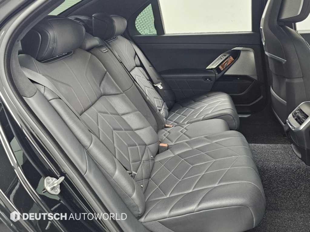 BMW 7-Series — photo 12