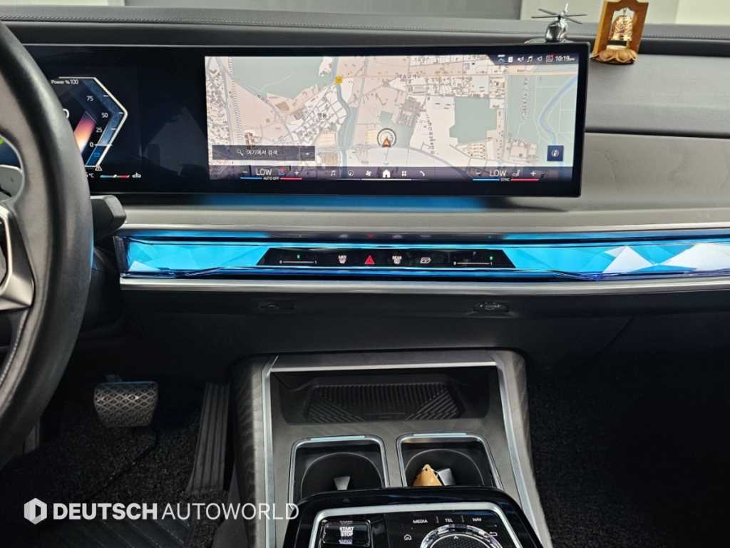 BMW 7-Series — photo 14