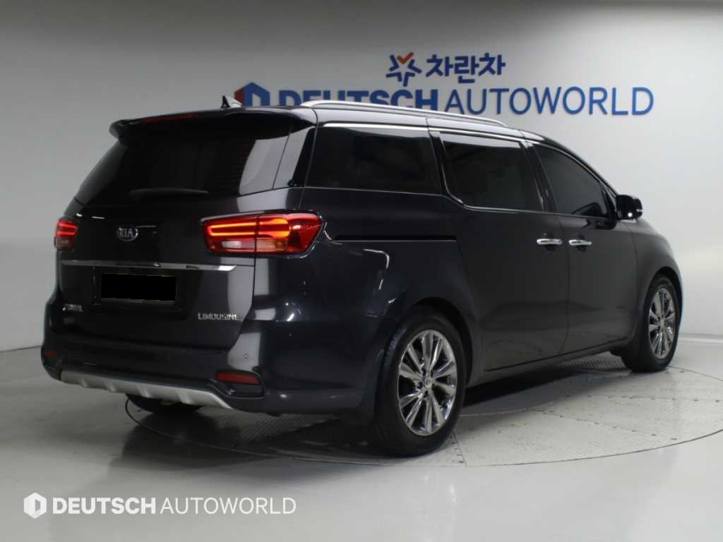 Kia Carnival — photo 02