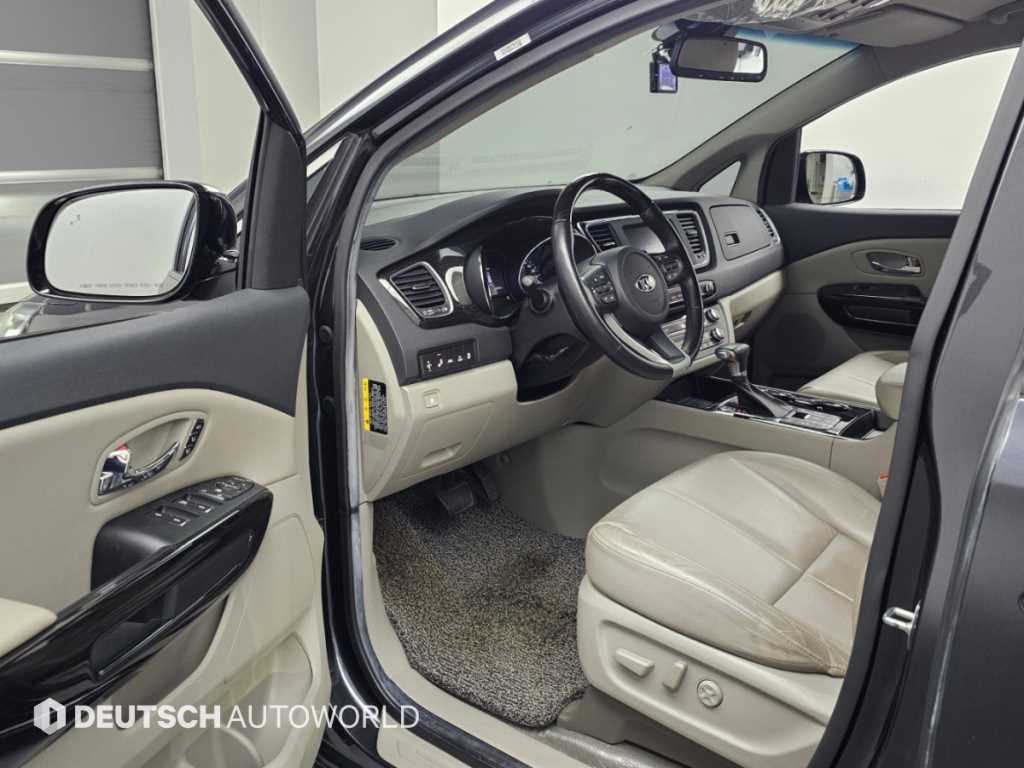 Kia Carnival — photo 11