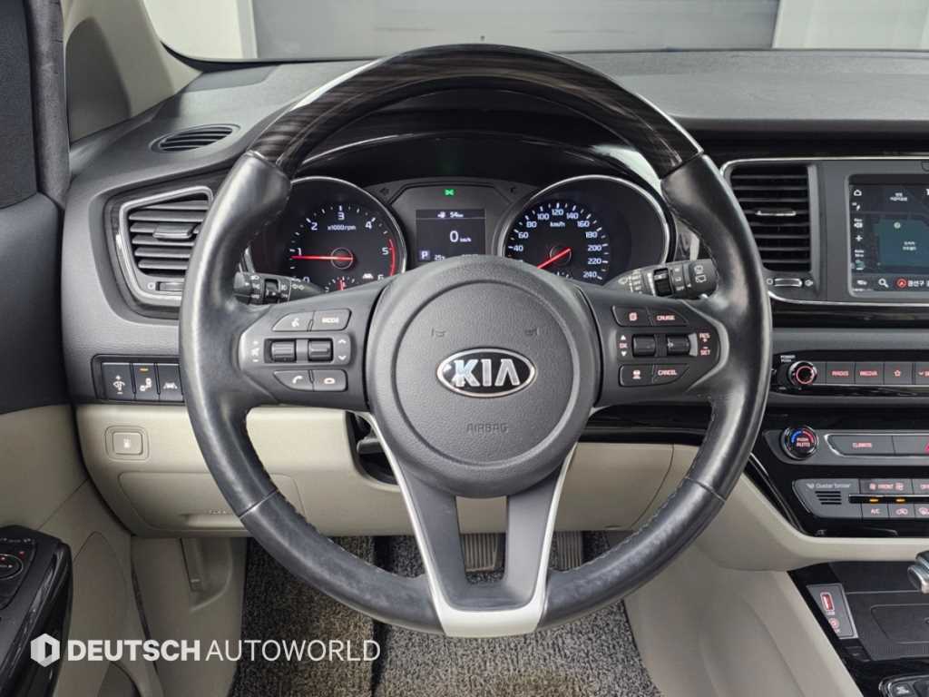 Kia Carnival — photo 13
