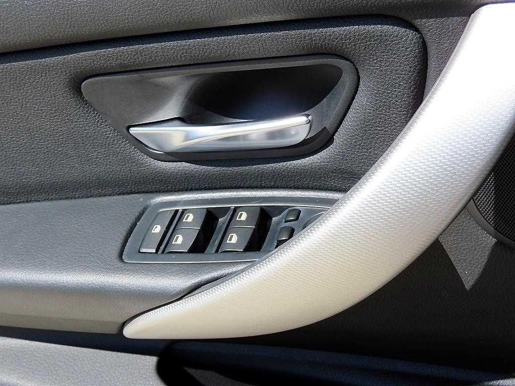 BMW 3-Series — photo 12