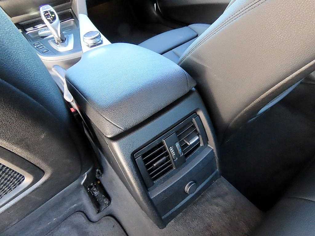 BMW 3-Series — photo 17