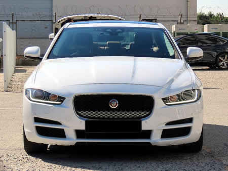 Jaguar XE — photo 01