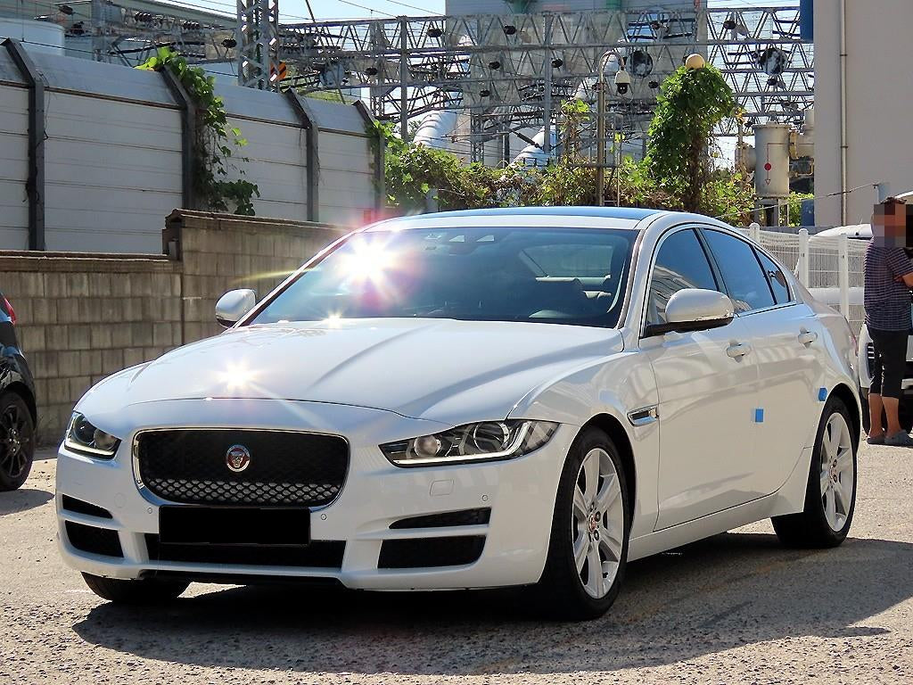 Jaguar XE — photo 02