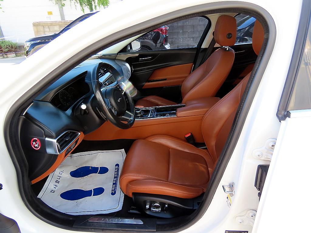 Jaguar XE — photo 05