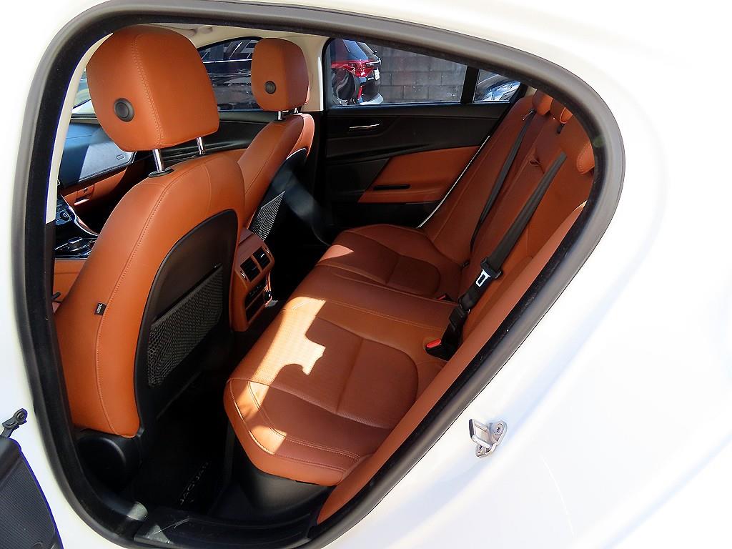Jaguar XE — photo 06