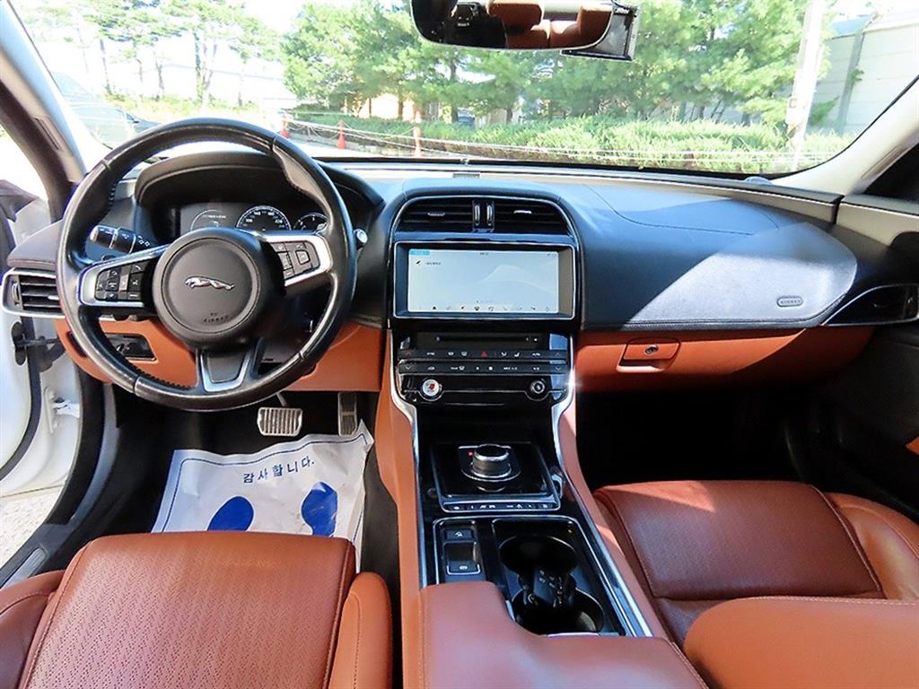 Jaguar XE — photo 07
