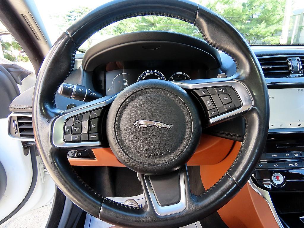Jaguar XE — photo 08
