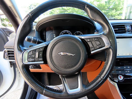 Jaguar XE — photo 08