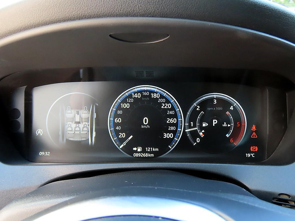 Jaguar XE — photo 09