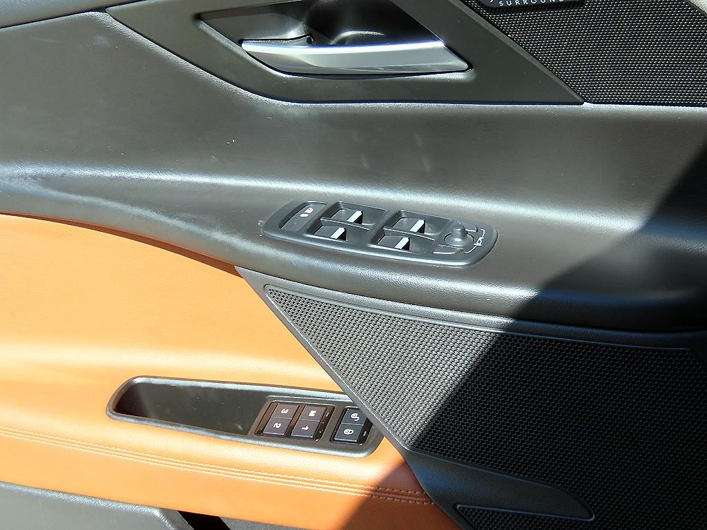 Jaguar XE — photo 11