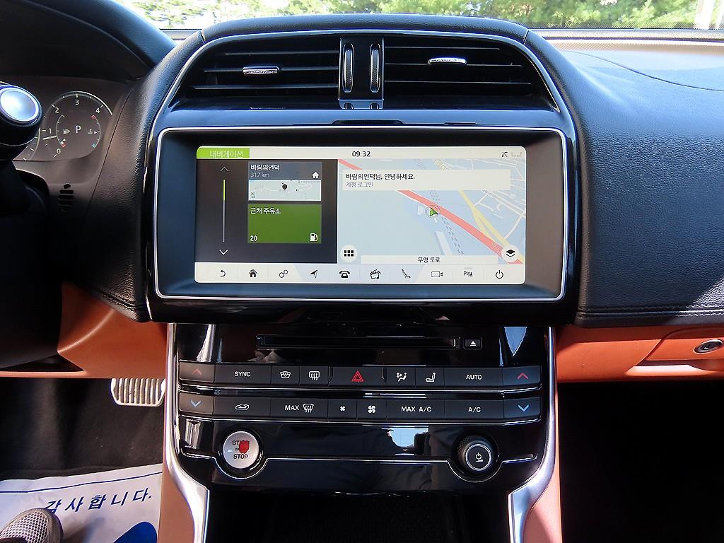 Jaguar XE — photo 12
