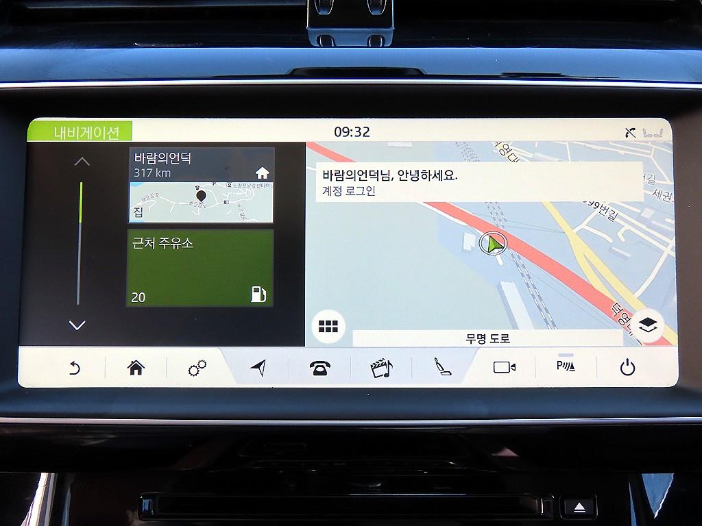 Jaguar XE — photo 13