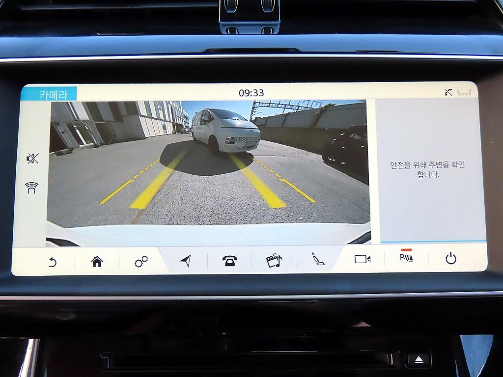 Jaguar XE — photo 14