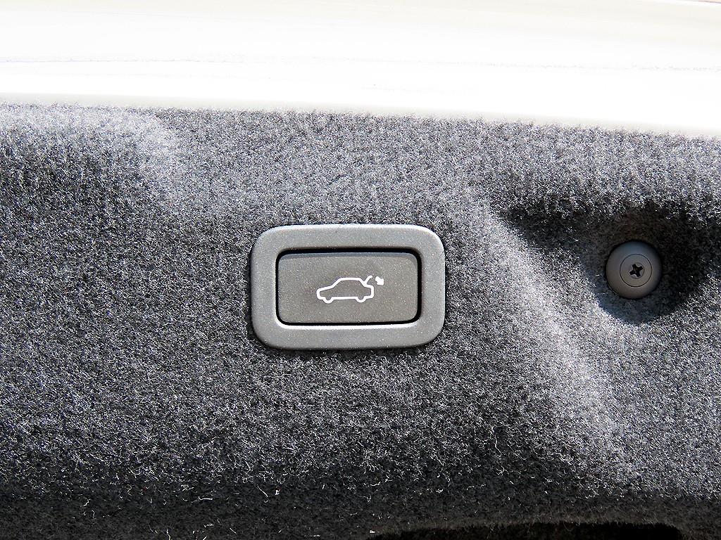 Jaguar XE — photo 17