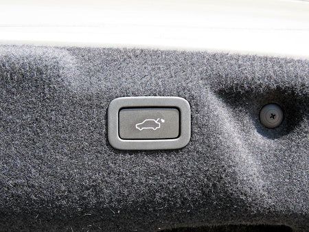 Jaguar XE — photo 17