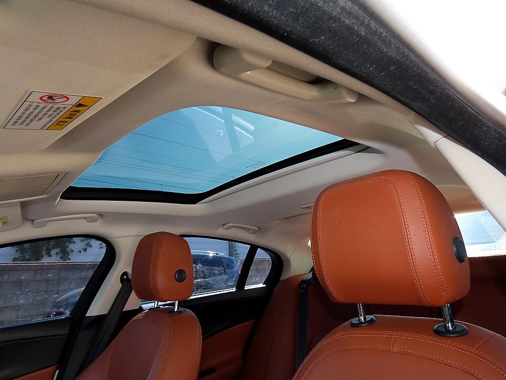 Jaguar XE — photo 18