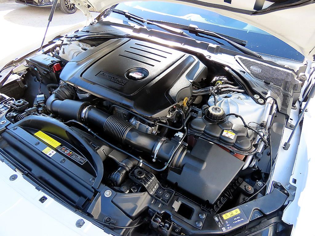 Jaguar XE — photo 19
