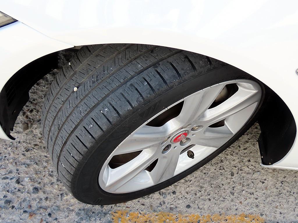 Jaguar XE — photo 20