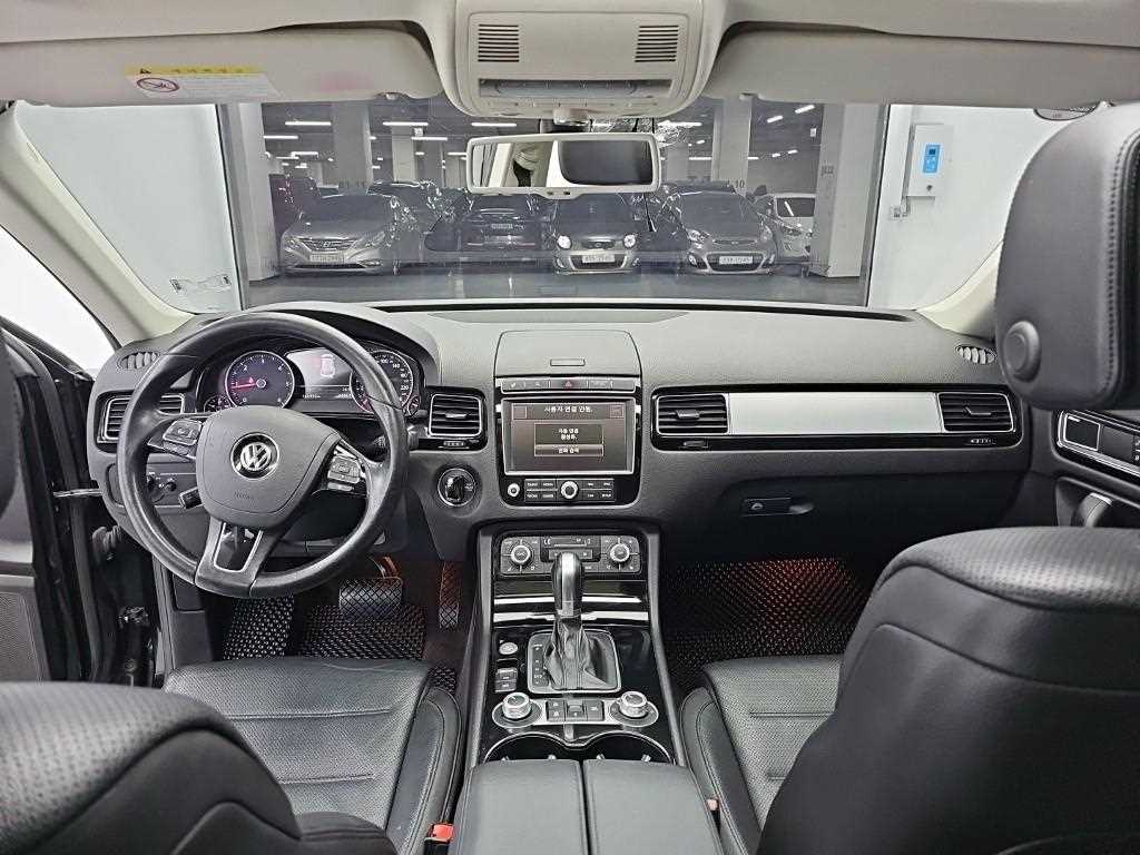 Volkswagen Touareg — photo 07