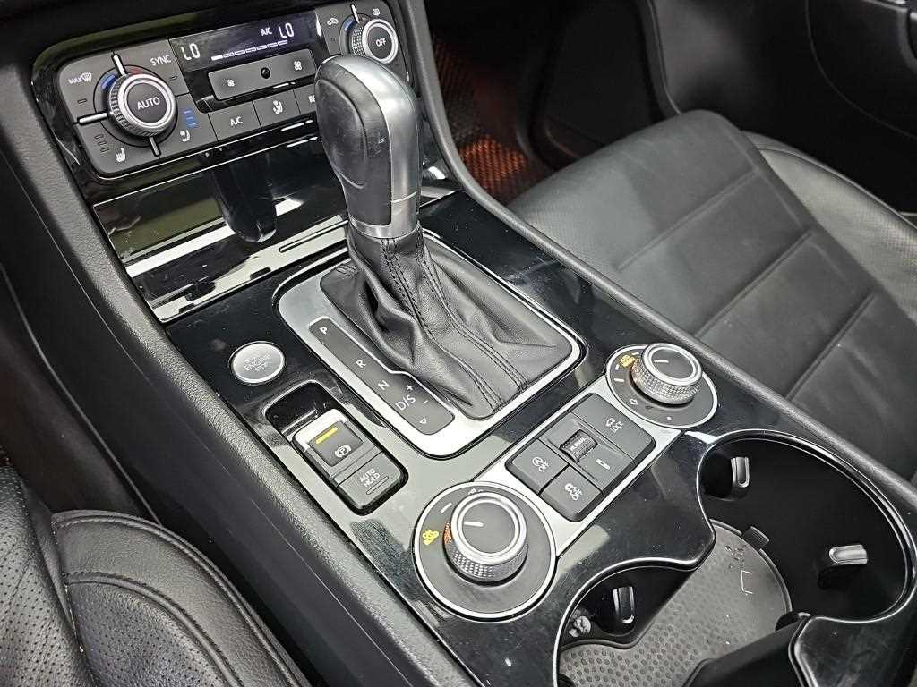 Volkswagen Touareg — photo 08