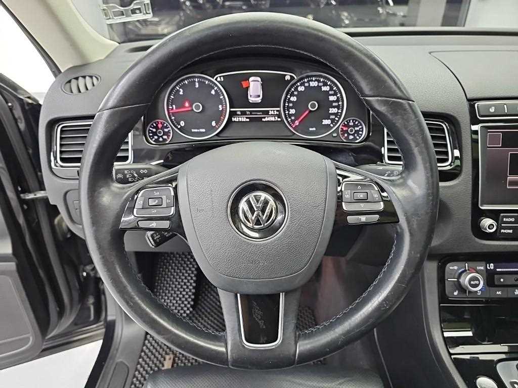 Volkswagen Touareg — photo 09