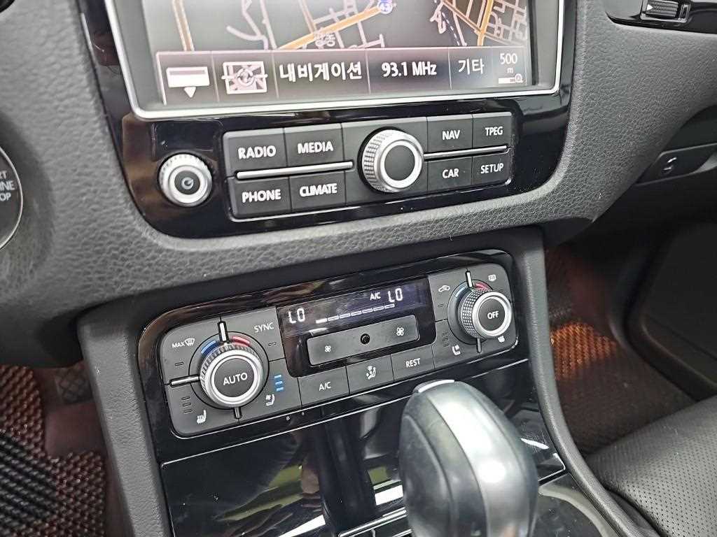 Volkswagen Touareg — photo 10