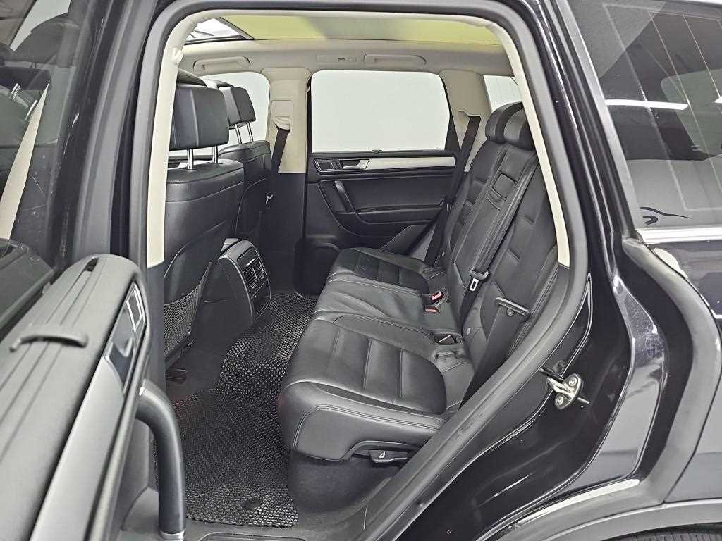 Volkswagen Touareg — photo 12
