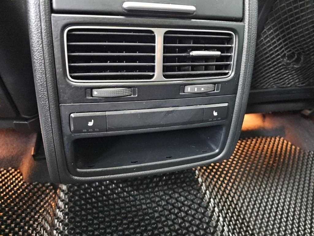 Volkswagen Touareg — photo 13