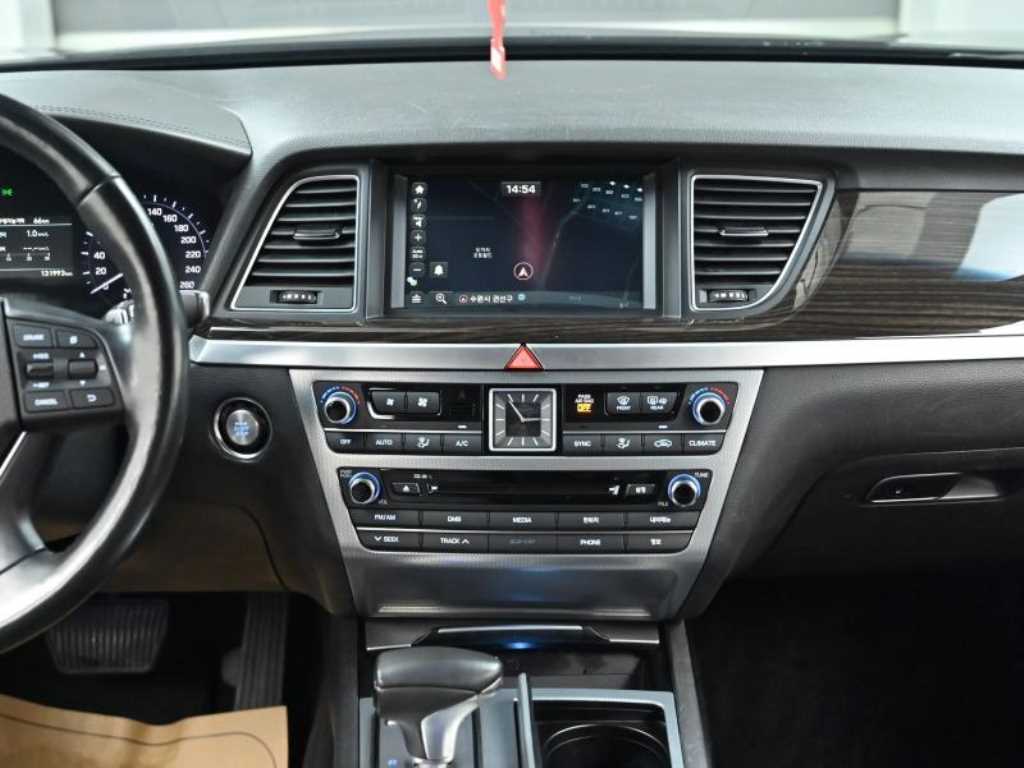 Genesis G80 — photo 14