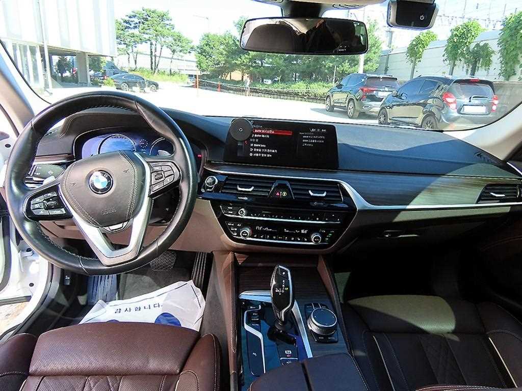 BMW 5-Series — photo 07