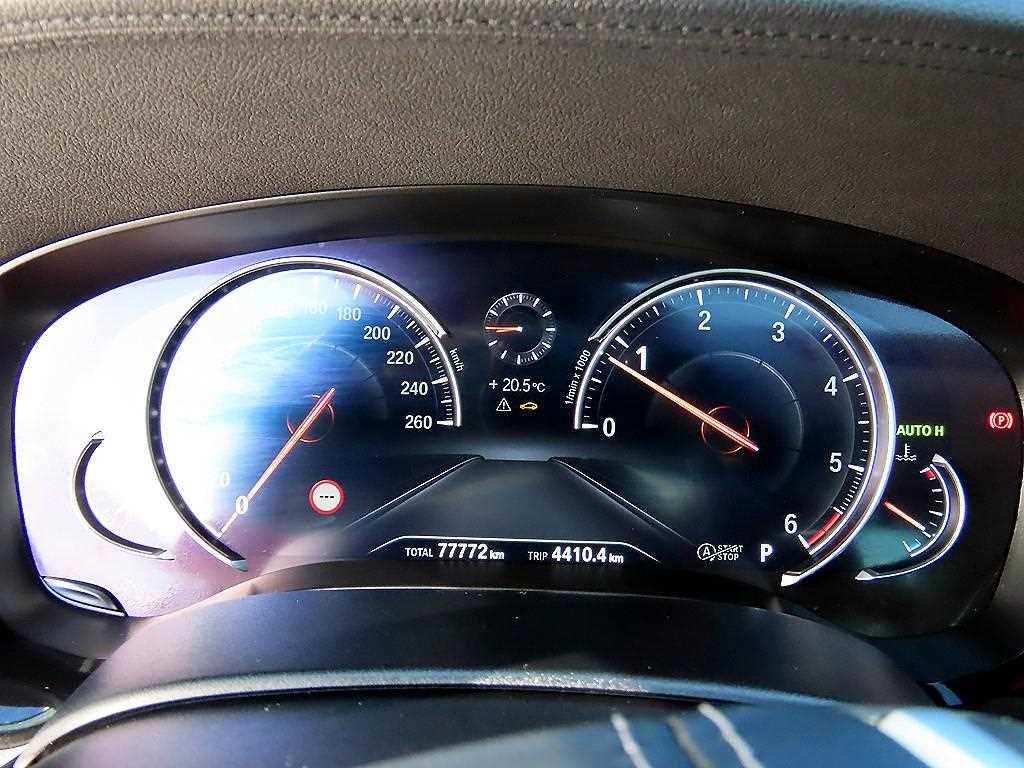 BMW 5-Series — photo 09