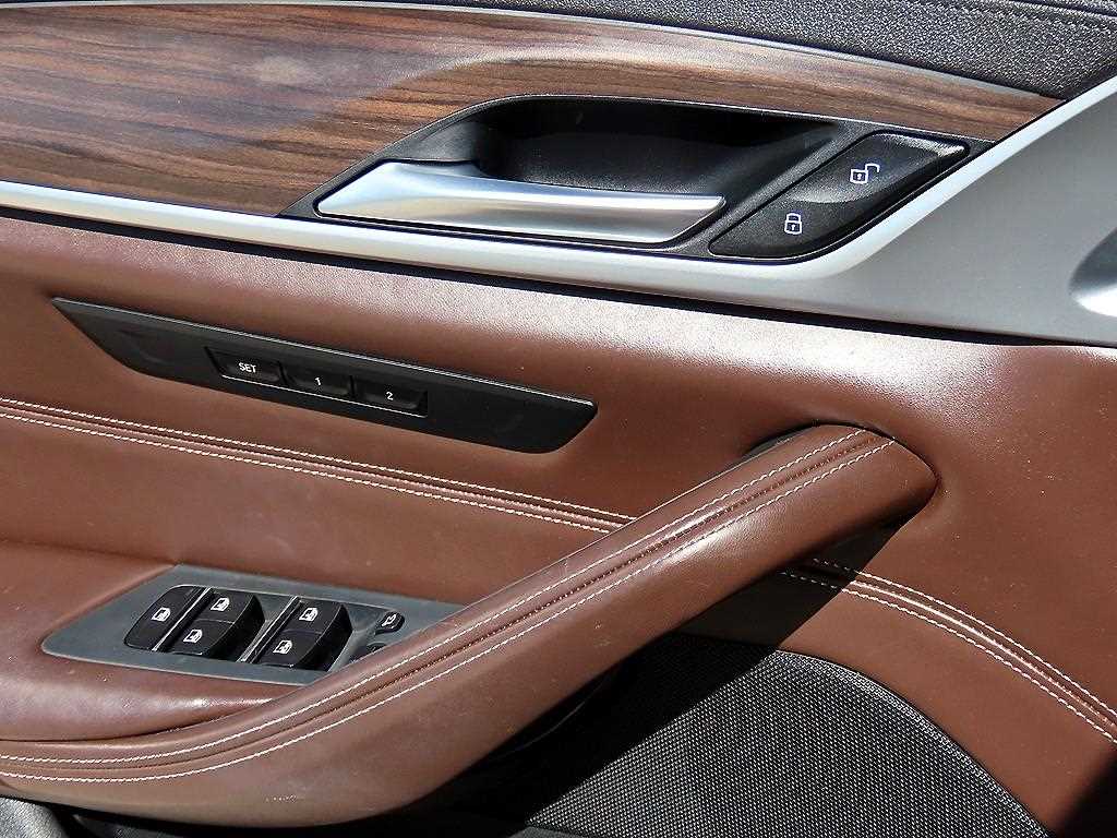 BMW 5-Series — photo 12