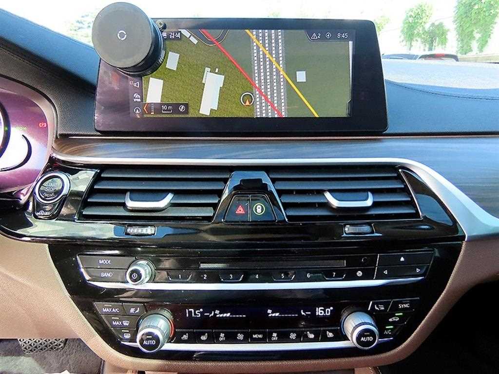 BMW 5-Series — photo 13