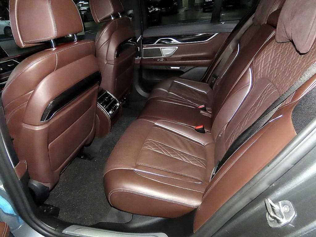 BMW 7-Series — photo 08
