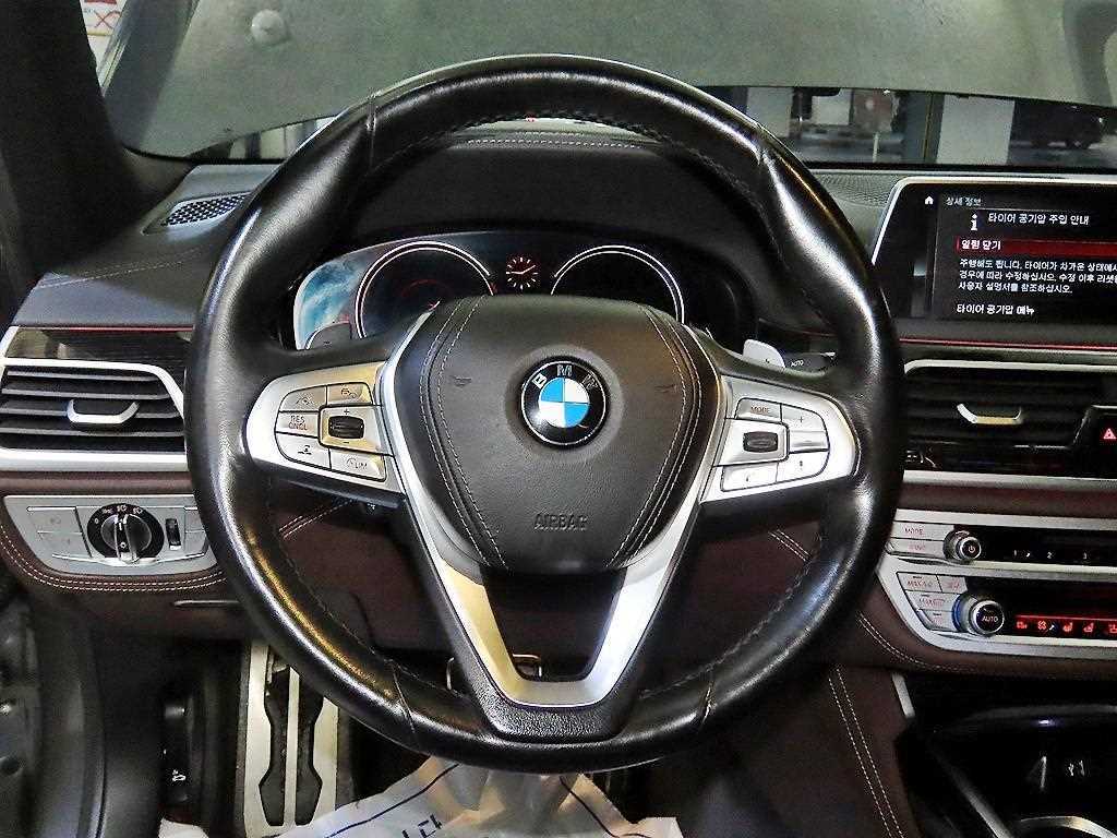 BMW 7-Series — photo 10